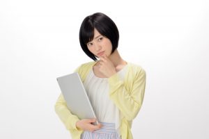 考える女性