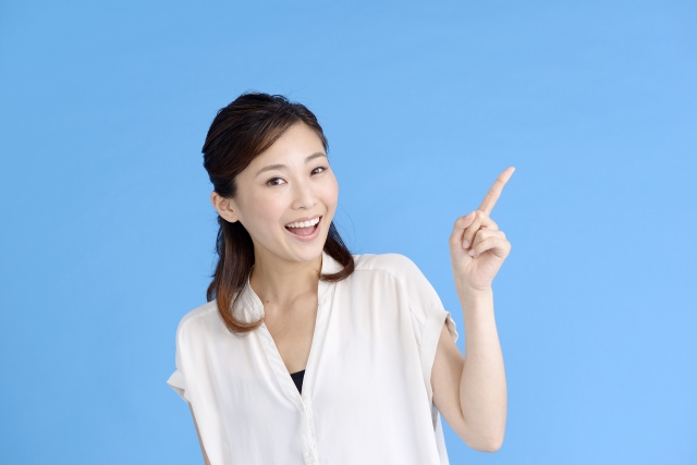 指さす女性