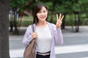 ３を表示する女性