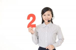 2を表示する女性